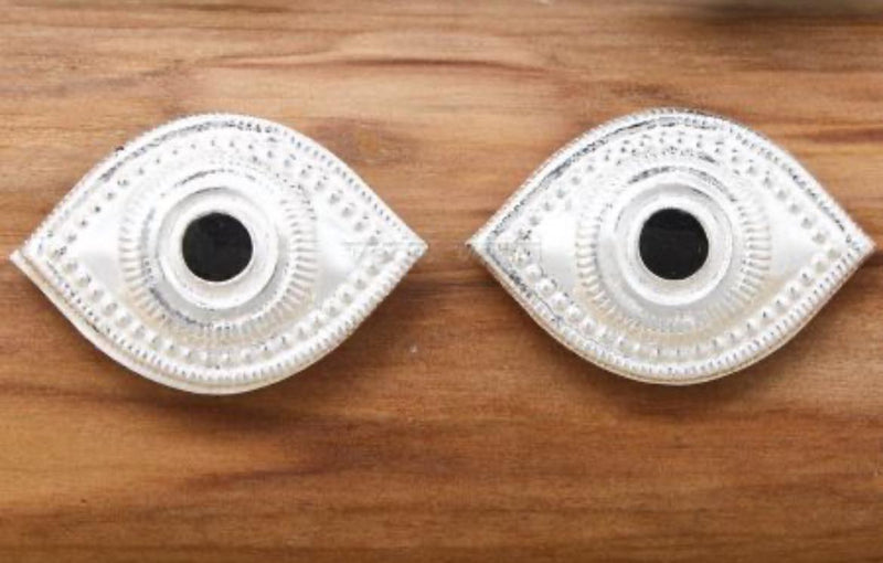 Silver eyes